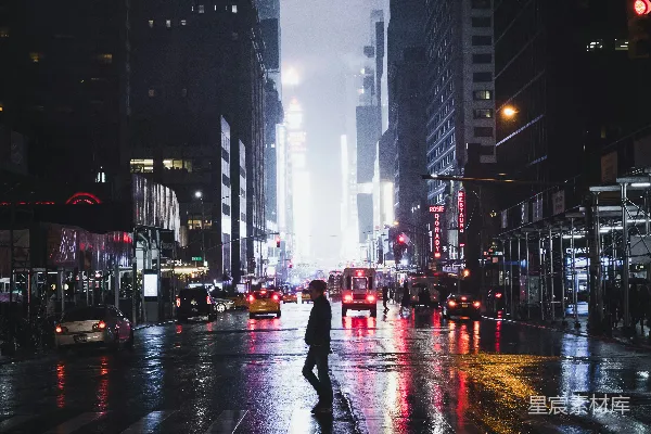 高清摄影 一个男人站在路边。