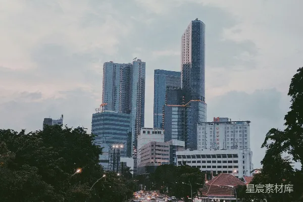 高清摄影 白天城市建筑附近的道路上的汽车