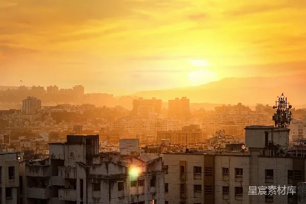 高清摄影 夕阳正在一座高楼林立的城市上空落下。