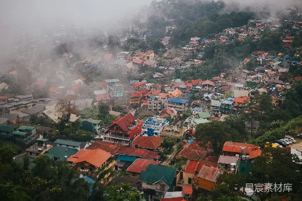 高清摄影 一座山丘上的城市，有许多房屋。