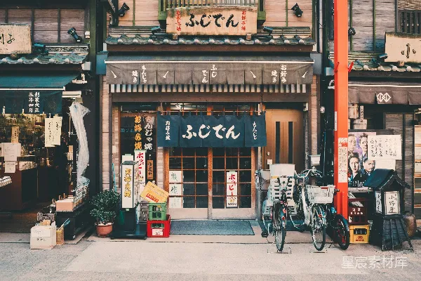 高清摄影 三辆自行车停在建筑前。