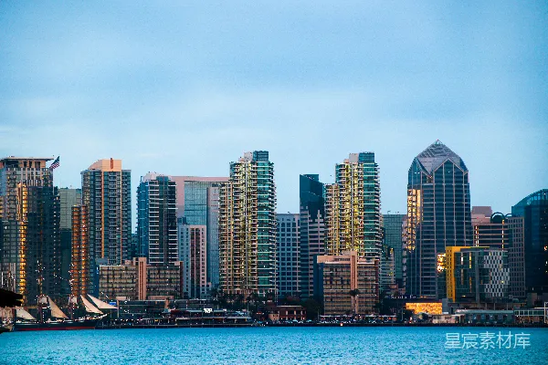 高清摄影 白天，城市建筑物附近海上的白船