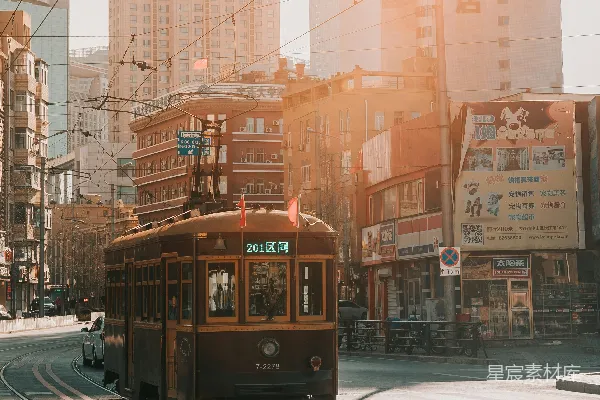 高清摄影 白天，建筑物附近的棕色电缆列车