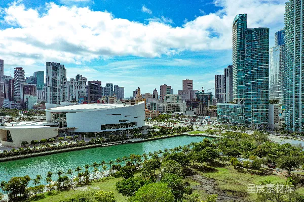 高清摄影 白天，蓝天下的绿树旁的高楼大厦