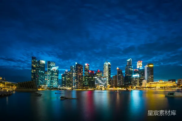 高清摄影 水边的建筑物在多云的天空下