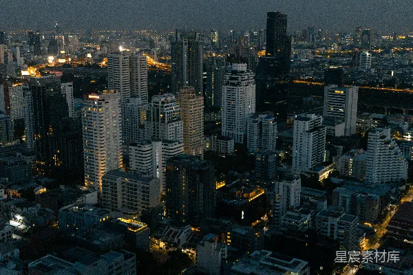 高清摄影 黄昏时分的城市景观，灯火通明的建筑物和灯光。