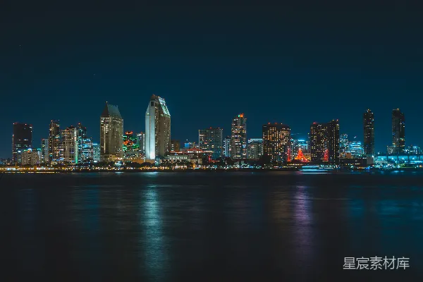 高清摄影 水边的城市在夜间