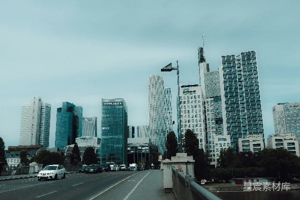 高清摄影 城市天际线，有汽车和建筑物