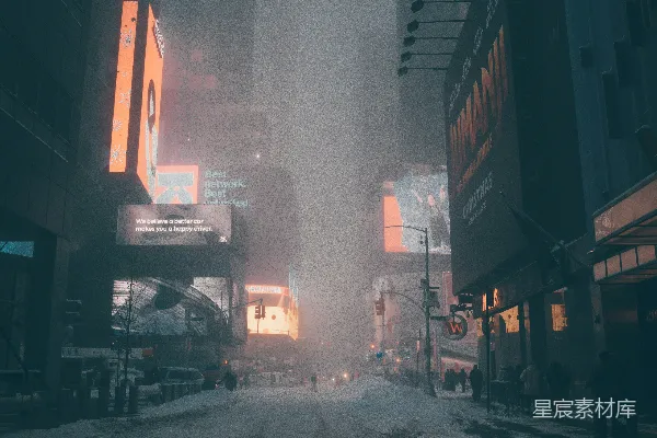 高清摄影 夜晚，人们走在被城市建筑环绕的街道上。