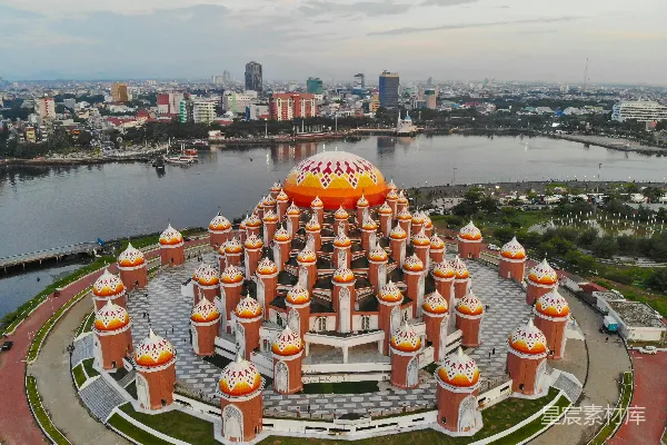高清摄影 一座建筑的俯瞰图，其上有一个巨大的橙色圆顶。
