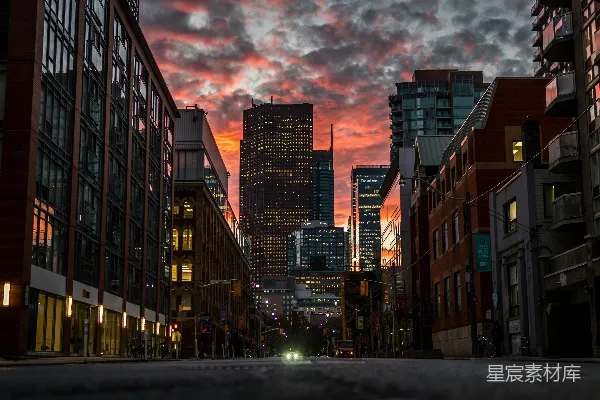 高清摄影 夕阳西下，灰云下的城市建筑