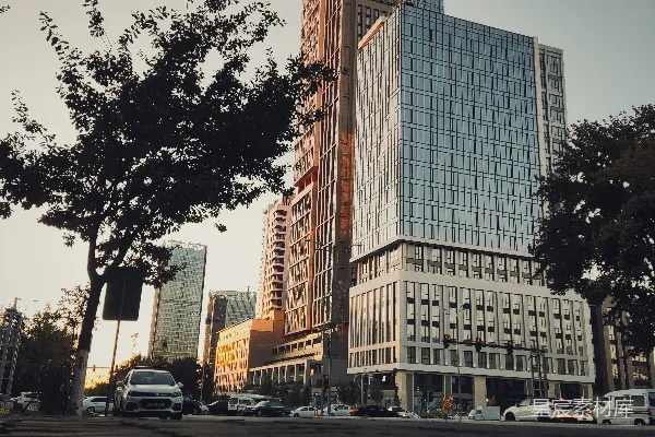 高清摄影 一条城市街道，背景中是高楼大厦。