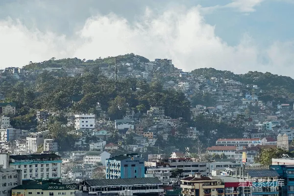 高清摄影 一座城市的景色，背景中有山。