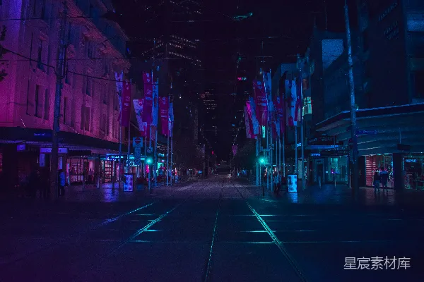 高清摄影 夜晚在人行道上行走的人