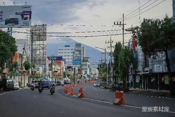 高清摄影 一条城市街道，两旁都有交通锥。