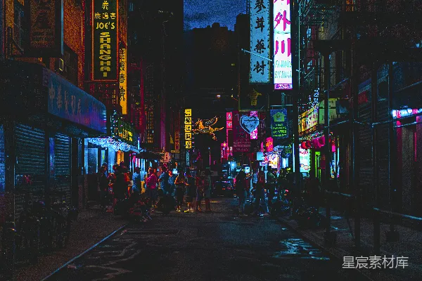 高清摄影 人们在夜间户外附近聚集。