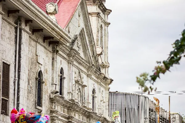 高清摄影 白昼时分，人们在白墙混凝土建筑附近的街道上行走。