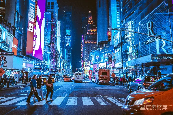 高清摄影 人们在夜间走在人行道上。