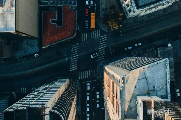 高清摄影 道路交叉口的鸟瞰图，四周环绕着高层建筑。