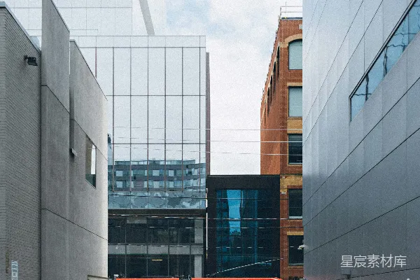 高清摄影 白色车辆停在建筑物旁边