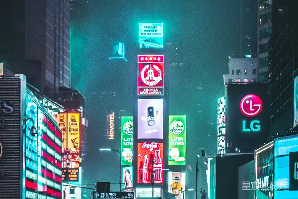 高清摄影 一群人在高楼大厦附近行走。