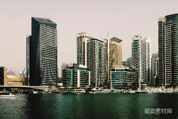 高清摄影 白天河边的城市天际线