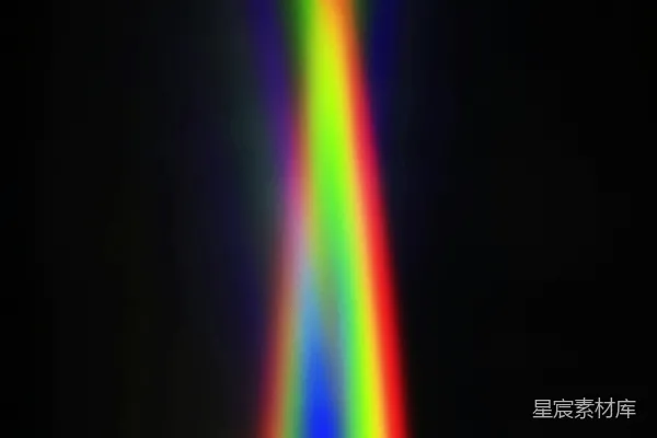 高清摄影 一个彩虹色的物体在黑色背景的中间