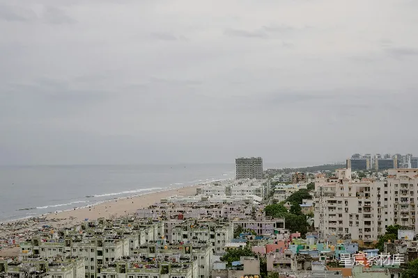 高清摄影 一城一景，海滩在后。