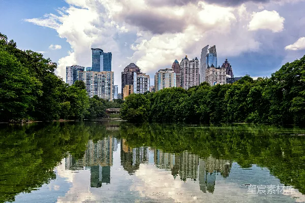 高清摄影 一片水域，背景中有一座城市。
