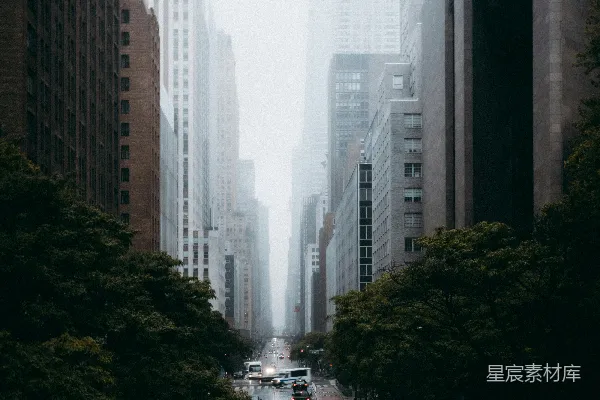 高清摄影 人们在白天高楼大厦附近的人行道上行走。