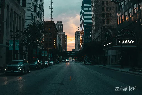 高清摄影 一条街道，两边是车辆和建筑物。