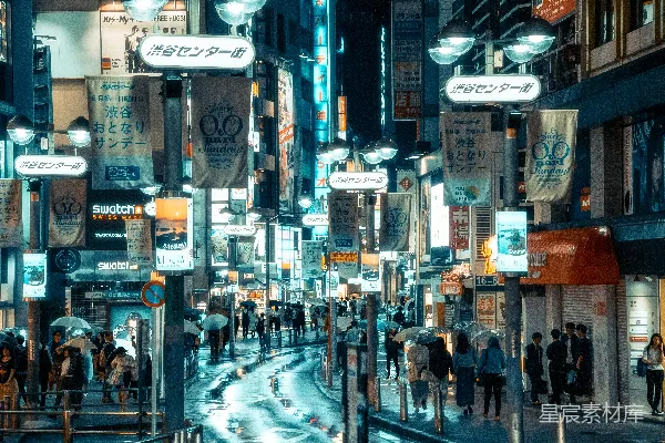 高清摄影 夜间在人行道上行走的人