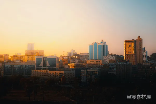 高清摄影 城市天际线沐浴在温暖的日落光线中