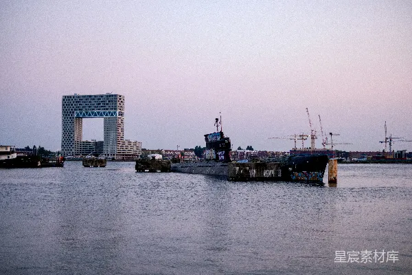 高清摄影 白天靠近水体的棕色和白色混凝土建筑