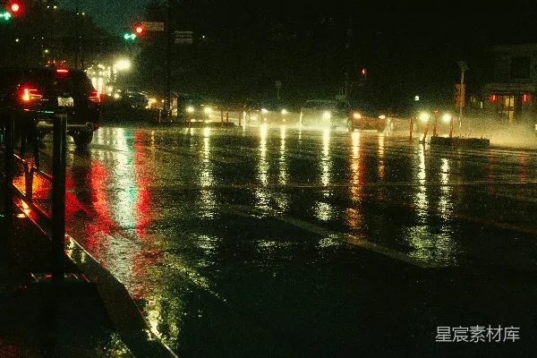 高清摄影 夜晚的湿漉漉的街道