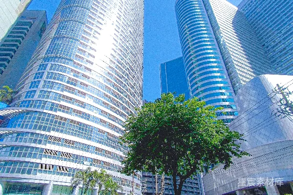 高清摄影 一条城市街道，背景中有高耸的建筑物。