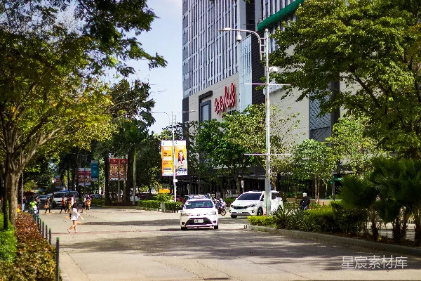 高清摄影 白天停在建筑物附近的人行道上的车辆