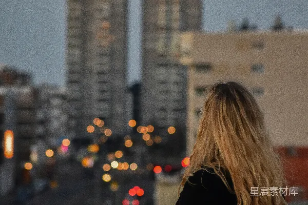 高清摄影 穿着黑色外套的女人白天站在建筑物顶部。