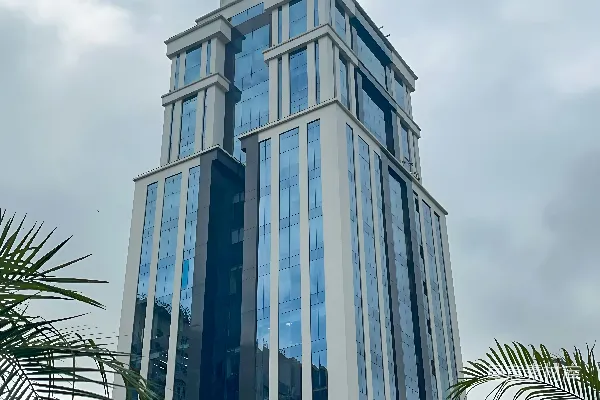 高清摄影 一座很高的建筑物，背景是蓝天。