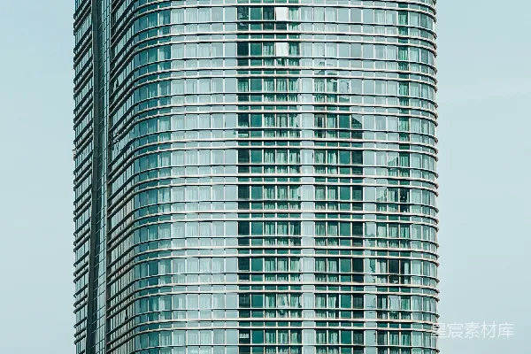 高清摄影 一座非常高的建筑物紧挨着一片水域。