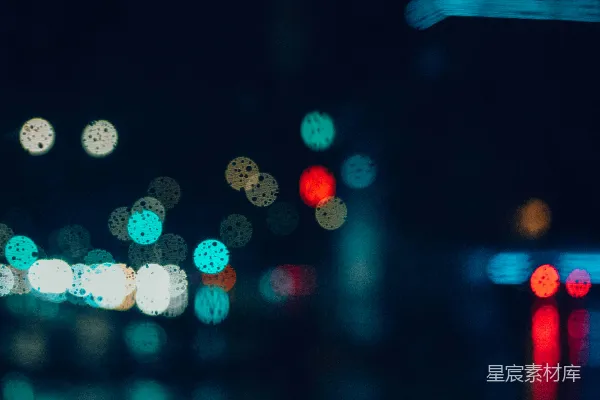 高清摄影 一张夜晚城市街道的模糊照片