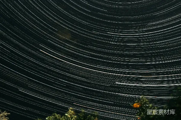 夜空中展示了星轨。