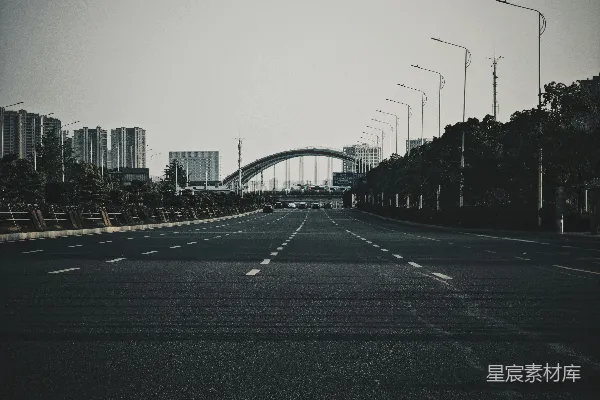 高清摄影 一条空旷的街道，背景中有一座桥。