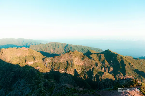 从高处看山的景色