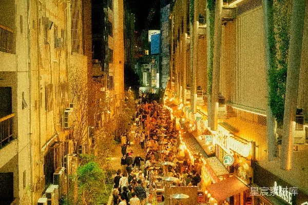 高清摄影 一群人沿着街边高大的建筑物行走。