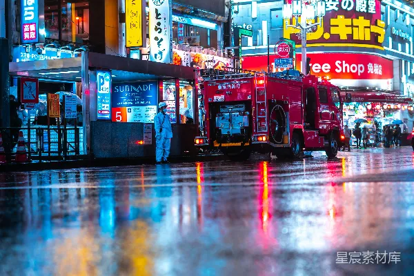 高清摄影 一条繁忙的街道上挤满了车辆。