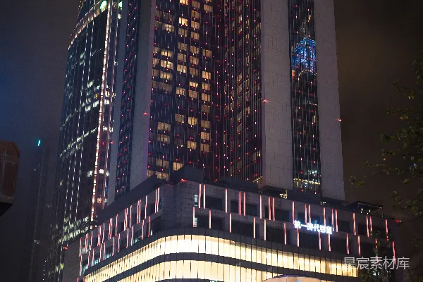高清摄影 一座很高的建筑，上面有很多灯光。