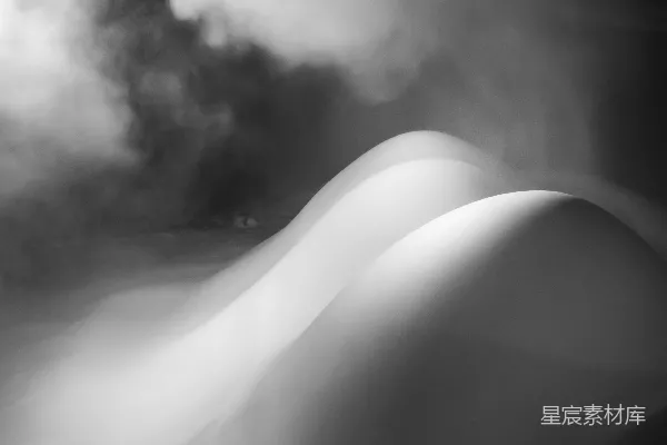一个人滑雪下滑山。