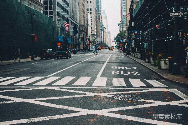高清摄影 白天，两旁高楼林立的道路