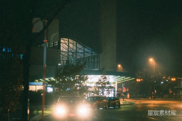高清摄影 夜晚在街上行驶的汽车